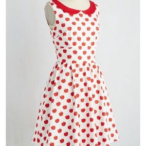 Retro dress with apple print